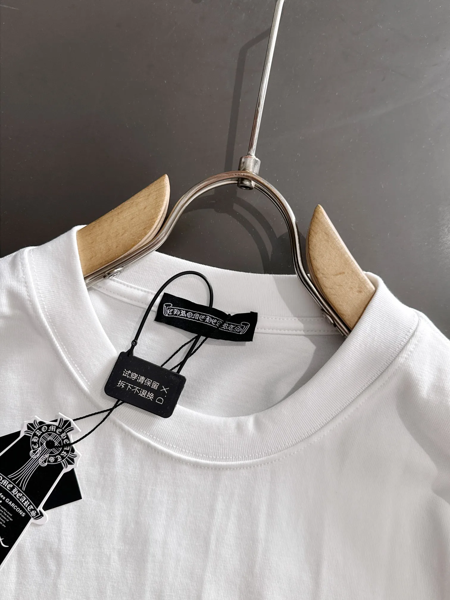 P270 Chrome Hearts* (exclusive quality in the market) hot style 2꯭0꯭2꯭5 new autumn style long T. Original ⌚️ high version Chrome Hearts. The fabric is made of 380g high-density pure cotton custom fabric. It does not deform or shrink. The three-dimensional drape is amazing. Process introduction: The front and back panels are embroidered with Behringer stacked show thousands of needles. Color: White SIZE: S-XXL
